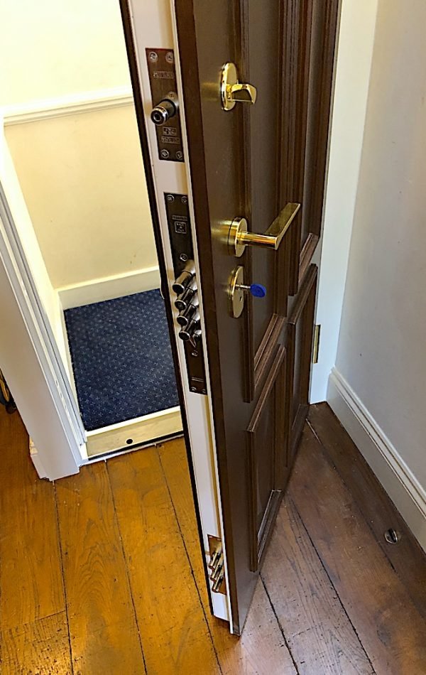 High security door with extra MOTTURA bolt mechanism and integrated hidden chain.