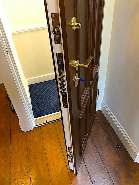 High security door with extra MOTTURA bolt mechanism and integrated hidden chain in SW3.