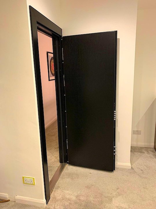 Panic room doors with semi auto lock for faster locking are the best for safe rooms.